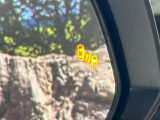 【ブラインドスポットモニター】走行中、ドアミラーの死角になりやすい箇所に後続車が接近するとサイドミラーのレンズに警告を表示!ドライバーに注意喚起をしてくれます。