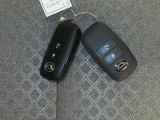 電子キーをポケットやカバンに入れているだけで、ドアの開錠・施錠が行えます。荷物を抱えていてもラクラク開閉です。エンジン始動も行えます。