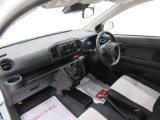 ダイハツのお店では、ダイハツ車を知り尽くしたプロフェッショナルが、専用の診断機器を使って各システムを点検しております。