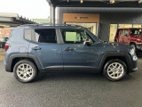【ホイールアーチ】台形ホイールアーチはJeep伝統のデザインです。採用している理由は諸説ありますが、オフロードを走行する際にタイヤとボディが干渉しあわないよう配慮した作りにするためとなります。