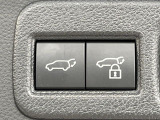【パワーバックドア】スマートキーや運転席のボタンを押すだけでリアゲートが自動で開閉します!荷物を持っている時や、高い位置にあるバックドアを閉める際に便利な機能です♪