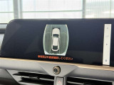 【PVM】映像を合成して、車を真上から見下ろしたような映像をナビゲーション画面に表示する機能です。運転席からでは見にくい車の周囲の状況を把握し、駐車や狭い道での走行などを安全に行えます。