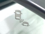 【ブラインドスポットインフォメーション】走行中、ドアミラーの死角になりやすい箇所に後続車が接近するとサイドミラー付近に警告を表示、ドライバーに注意喚起をしてくれます。