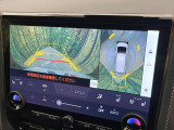 【パノラミックビューモニター】専用のカメラにより、上から見下ろしたような視点で360度クルマの周囲を確認することができます☆死角部分も確認しやすく、狭い場所での切り返しや駐車もスムーズに行えます。