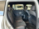 メルセデスのシートは少し硬めになっております。長時間の運転の際、適度な反発があることでお尻や腰の負担を減らす効果が御座います。