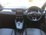 明るく清潔でスポーティな運転席は使用感少なくきれいな状態です。ルーテシアより少し高めのポジションで取り回し易く、禁煙車なので車内に嫌な臭いもございません。