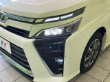 【LEDヘッドライト】悪天候や夜間走行時も良好な視界を確保し安心して運転できる高輝度LEDヘッドライトを装備!点灯速度が早く、消費電力も抑えられています。