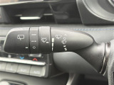【オートワイパー(AUTO)】雨が降り出した時に、雨滴検出用センサー(レインセンサー)が雨滴を感知すると、自動でワイパーが動作します。