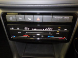 タッチコントロール式2ゾーンフルオートエアコンパネル。運転席、助手席それぞれ独立して温度管理が可能です。花粉やダストを除去するフレッシュエアフィルターも装備され、クリーンな室内環境を保ちます。