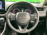 インテリアに合わせたデザインのステアリングは、運転される方のことも考え、運転しやすい形状、大きさです。是非一度、実際に触ってお確かめください。