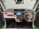 フロントウィンドゥ・フロントガラスにはUV&IRカット機能を採用。見易い計器類と運転し易いドライビングポジションは、視角も少なく前方&左右の見切りが良く運転し易いクルマです