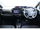 シックな色使いの運転席周り。すっきりとしたデザインで居心地の良いインテリア。長く座っていられるリラックス出来るシートが好評です。
