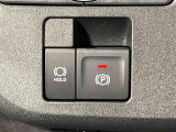 指先だけで簡単に操作が可能な電動パーキングブレーキを採用。「HOLD」スイッチを押すと、渋滞や信号待ちなどでブレーキペダルから足を離しても、ブレーキを保持するので安心です