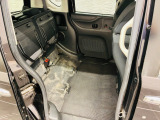 HONDA独自の機構!リアシートはチップアップ(跳ね上げ)することにより背の高い荷物も楽々積み込みすることが可能!!より空間を有効にするためにも大変便利なシートアレンジになります!!
