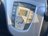 【オートエアコン】一度お好みの温度に設定すれば、車内の温度を検知し風量や温度を自動で調整。暑い&hellip;寒い&hellip;と何度もスイッチ操作をする必要はありません。快適な車内空間には必須の機能ですね♪