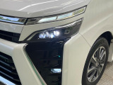 【LEDヘッドライト】悪天候や夜間走行時も良好な視界を確保し安心して運転できる高輝度LEDヘッドライトを装備!点灯速度が早く、消費電力も抑えられています。