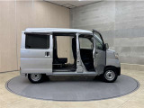 大開口のスライドドア。狭いスペースでも隣の車を気にせず開閉出来ます。