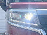 【LEDヘッドライト】悪天候や夜間走行時も良好な視界を確保し安心して運転できる高輝度LEDヘッドライトを装備!点灯速度が早く、消費電力も抑えられています。
