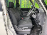 運転席まわりには十分なスペースがあり、大柄な方でもゆったり運転していただける環境です。