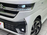 【LEDヘッドライト】悪天候や夜間走行時も良好な視界を確保し安心して運転できる高輝度LEDヘッドライトを装備!点灯速度が早く、消費電力も抑えられています。