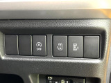 【両側電動スライドドア】駐車場で隣の車との間隔が狭く乗りにくい時、スライドドアなら安心!ドアオープン時も幅を取らず、開口部が広いので乗り降りがとっても簡単です。大きな荷物の出し入れも後席から可能♪
