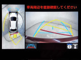 車を上から見たような視点のパノラミックビューモニター。後方の死角だけでなく左右や前方の障害物の発見もしやすくなります!