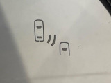 【ブラインドスポットモニター】走行中、ドアミラーの死角になりやすい箇所に後続車が接近するとサイドミラーのレンズに警告を表示!ドライバーに注意喚起をしてくれます。