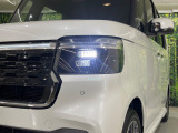 【LEDヘッドライト】悪天候や夜間走行時も良好な視界を確保し安心して運転できる高輝度LEDヘッドライトを装備!点灯速度が早く、消費電力も抑えられています。