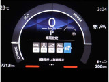 統一感のある洗練されたデザインのインパネ。操作パネルもドライバーを中心とした配置です。