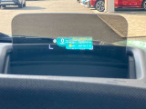 人気のヘッドアップディスプレイ!現在の車速、ナビゲーション・システムによるルート案内の矢印表示、チェック・コントロール、前車接近警告など、さまざまな情報をドライバーの視界内に直接表示いたします!
