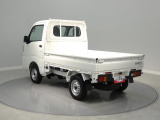 【外観リア】3方開の荷台は積み下ろしがスムーズで、お仕事の現場で頼りになります。雪道も安心の4WD車ですので、これからの季節の相棒として幅広く活躍します。