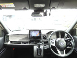 運転を気分よく楽しむための工夫のひとつとして、高い剛性をもたせた極細フロントピラーを採用。 前方の死角を減らし、交差点などでの安心感を高める、良好な視界にこだわりました。