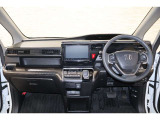 操作性に優れた運転席となります!小物入れや各ボタンの配置にこだわり、使いやすいです!座り心地もよく視認性も良好なのでロングドライブもお任せ下さい!