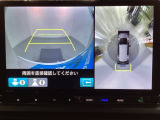 マルチビューカメラシステム搭載車です。お車の周囲を全方位でカバーします。後方・前方・両脇と、コンディションが悪い視界でもカラーモニターに映し出した映像がドライバーをサポートします。