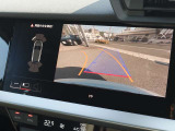 ●バックカメラ『駐車や後方の視界をサポートするための重要な機能です。多くのモデルに標準装備またはオプションとして搭載、リアバンパーに取り付けられたカメラが後方の映像を車内のディスプレイに表示します』