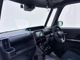 ダイハツのお店では、ダイハツ車を知り尽くしたプロフェッショナルが、専用の診断機器を使って各システムを点検しております。