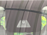 【エマージェンシーブレーキ】走行中に前方の車両等を認識し、衝突しそうな時は警報とブレーキで衝突回避と被害軽減をアシスト。より安全にドライブをお楽しみいただけます。