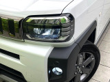 【LEDヘッドライト】悪天候や夜間走行時も良好な視界を確保し安心して運転できる高輝度LEDヘッドライトを装備!点灯速度が早く、消費電力も抑えられています。