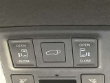 運転席廻りの画像になります。左右パワースライドドアとパワーバックドアのスイッチです。