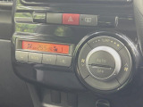 【オートエアコン】一度お好みの温度に設定すれば、車内の温度を検知し風量や温度を自動で調整。暑い&hellip;寒い&hellip;と何度もスイッチ操作をする必要はありません。快適な車内空間には必須の機能ですね♪