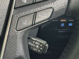 クルーズコントロール機能が付いています。 速度を設定するとアクセルを踏まなくても一定の速度で走ることができます。  高速道路ではとても便利な装置なんです。