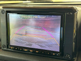 【バックカメラ】駐車時に後方がリアルタイム映像で確認できます。大型商業施設や立体駐車場での駐車時や、夜間のバック時に大活躍!運転スキルに関わらず、今や必須となった装備のひとつです!