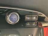 オートマチックハイビームを装備。先行車や対向車のライトを認識し、ハイビームとロービームを自動で切り替える機能です。夜道の視界を確保し歩行者などの早期発見をサポート。切り替え忘れも防いでくれます。