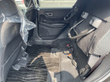 【チップアップシート 】座面を跳ね上げることで、後席足元に高さのある荷物を積むことができます!