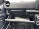 【グローブボックス】大容量のグローブボックスです!!車検証ケース他、日頃使う小物類の収納スペースもたくさんあります!