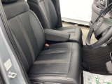フロントシートです!!ベンチシートなので座席の移動もスムーズに出来ます!!足元も広く運転も楽ですよ!!
