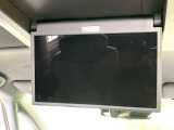 【13.2型有機ELフリップダウン】三列目からでも迫力のエンタメが観れる大画面フリップダウン。有機ELのモニターでは、一般的なフリップダウンよりも高コントラストでキレイな映像を楽しめます。