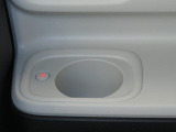 ホッとカップホルダーが運転席・助手席にあります。ホットドリンクをちょうど良い温度でキープしてくれる保温機能付で嬉しいです。