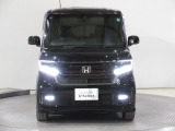 ハロゲンより明るく、より遠くまでさらなる安心感のあるLEDヘッドライトを採用。点灯忘れも防止できるオートライトコントロール機構付きです。