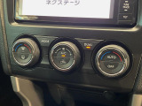 【左右独立型フルオートエアコン】運転席と助手席でそれぞれお好みの温度に設定可能。同乗者にも配慮した、快適な空調をお届け致します。